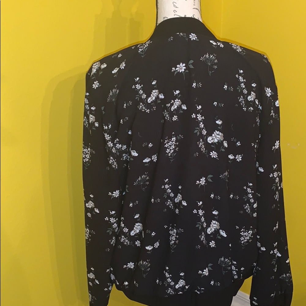 Flowered light jacket.🌸 - Picture 2 of 5